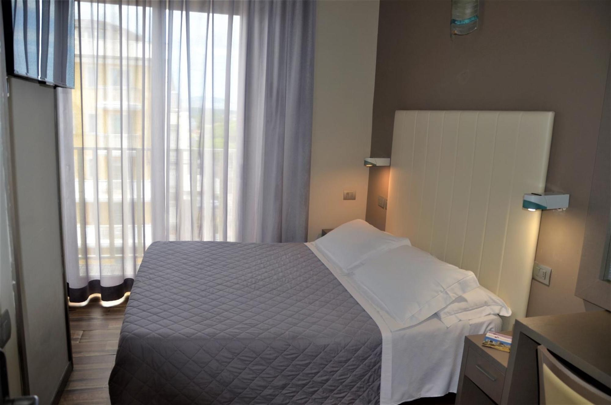 Yes Hotel Touring & Spa Rimini Esterno foto